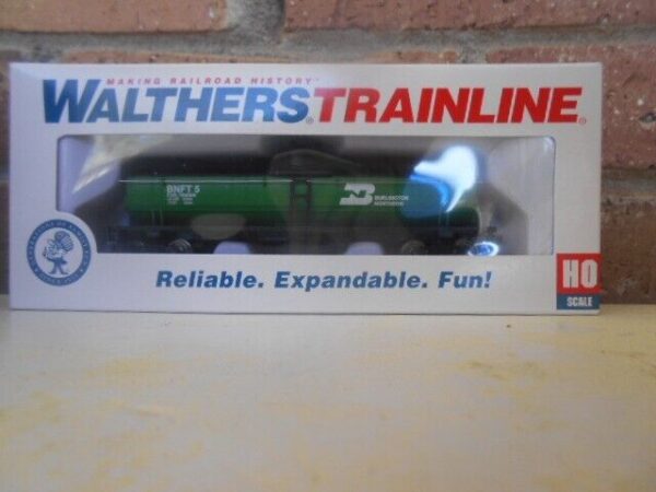 Walthers 931-1440 HO Scale 40' Tank Car Burlington Northern Petroleum Company