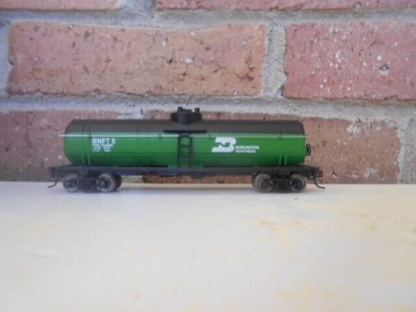 Walthers 931-1440 HO Scale 40' Tank Car Burlington Northern Petroleum Company - Image 2