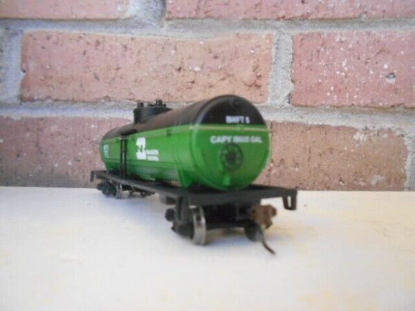 Walthers 931-1440 HO Scale 40' Tank Car Burlington Northern Petroleum Company - Image 3