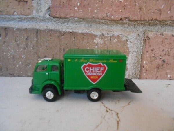CLASSIC METAL WORKS HO Scale 53 White 3000 Chief Beer Delivery Truck #30111