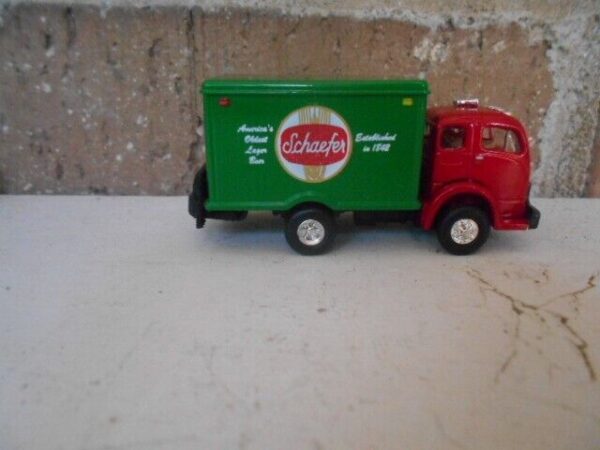 CLASSIC METAL WORKS HO Scale 53 White 3000 Scharfer Beer Delivery Truck #30111