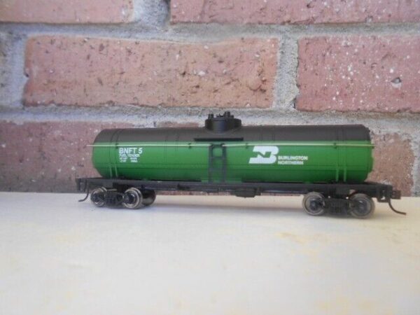 Walthers 931-1440 HO Scale 40' Tank Car Burlington Northern Petroleum Company - Image 4