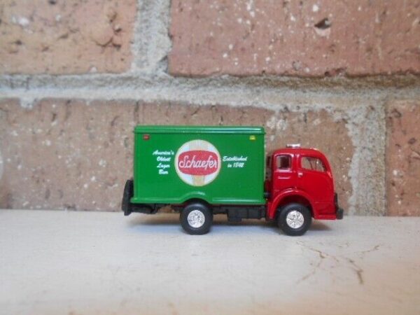 CLASSIC METAL WORKS HO Scale 53 White 3000 Scharfer Beer Delivery Truck #30111 - Image 2