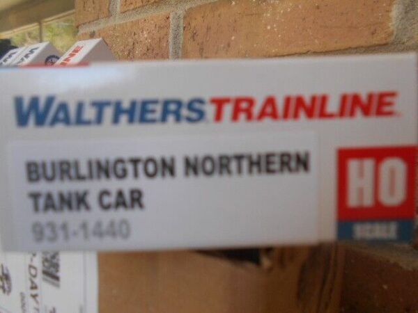 Walthers 931-1440 HO Scale 40' Tank Car Burlington Northern Petroleum Company - Image 6