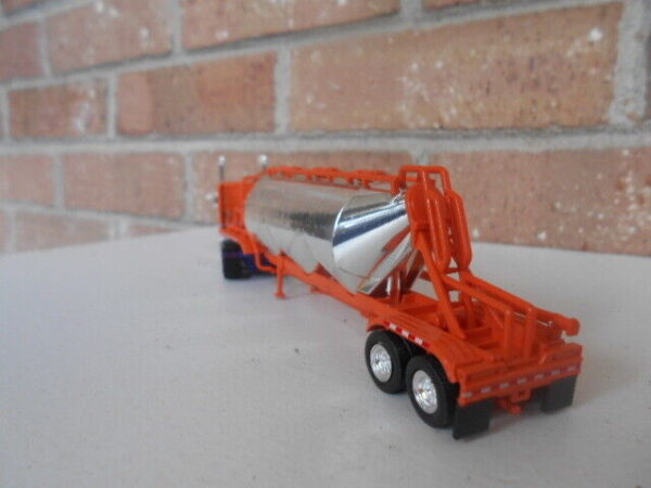 Truck N' Stuff HO Scale Peterbilt Tractor 389 & Pneumatic Tank Trailers #48112 - Image 2