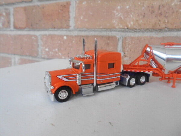 Truck N' Stuff HO Scale Peterbilt Tractor 389 & Pneumatic Tank Trailers #48112 - Image 3
