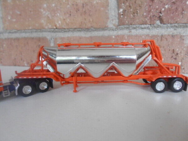 Truck N' Stuff HO Scale Peterbilt Tractor 389 & Pneumatic Tank Trailers #48112 - Image 4