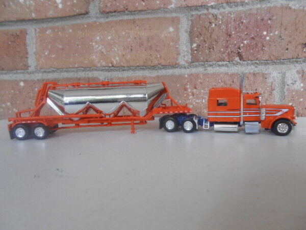 Truck N' Stuff HO Scale Peterbilt Tractor 389 & Pneumatic Tank Trailers #48112 - Image 6