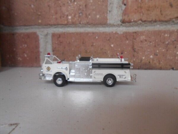 Busch #46017 HO US Feuerwehr Cabrin Pumpwager - Image 3