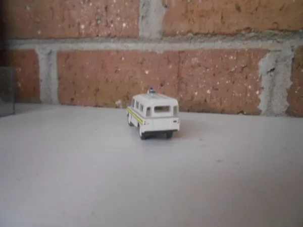Brekina HO Scale Land Rover Cap Police (Police) White/Yellow #7632 - Image 6