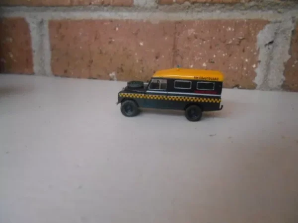 Brekina HO Scale Land Rover HM Coastguard (Marine Rescue) Black/Yellow #7670 - Image 6