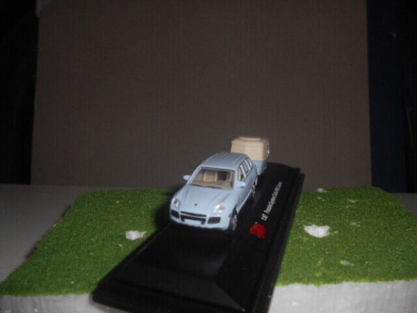 Mailbu Interational Porsche Cayenne Turbo With Caravan #60004-PLB - Image 2