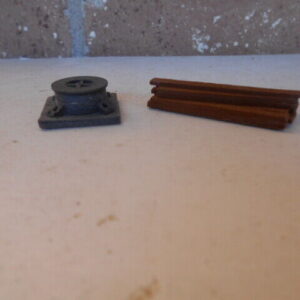 Wood And Spool Of Wire HO Scale #95072
