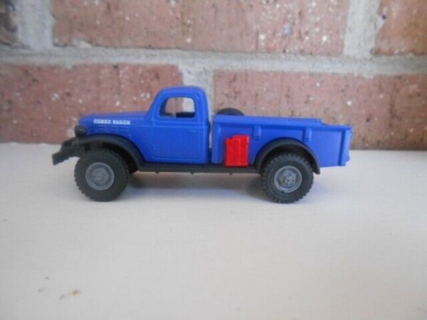 Menard O Scale  #279-9398 --1947 Dodge Power Wagon Blue and Black - Image 4