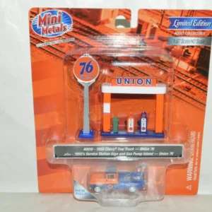 CMW #40010 1955 Chevy Tow Truck w/Station Sign & Gas Pump Island (Union 76)