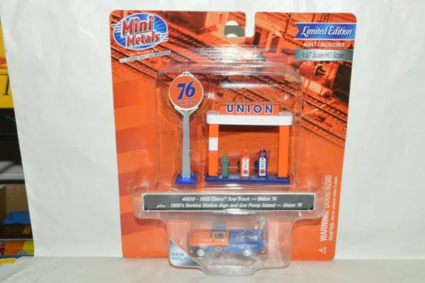CMW #40010 1955 Chevy Tow Truck w/Station Sign & Gas Pump Island (Union 76)