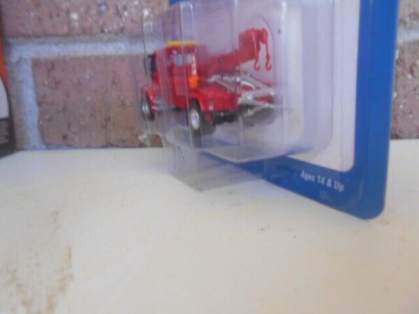 HO Scale Walthers Scene Master 949-11531 International Toe Truck Red - Image 3