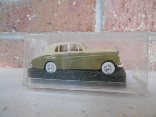 Praline/Busch #84402 HO Scale Bentley Serie 2