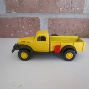 Menard O Scale  #279-9398 --1947 Dodge Power Wagon Yellow & Black