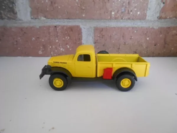 Menard O Scale  #279-9398 --1947 Dodge Power Wagon Yellow & Black