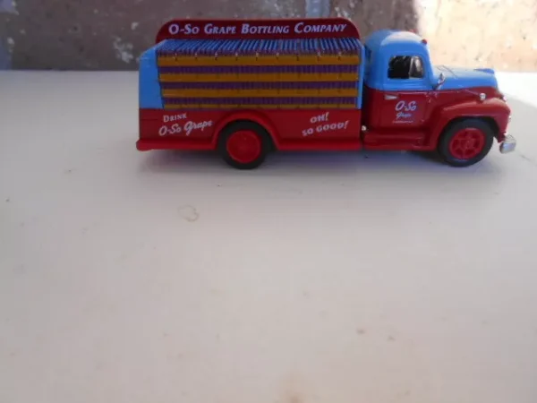 Classic Metal Works  O Scale  #TC302 1955 Beverage Truck - O So Grapee - Image 4