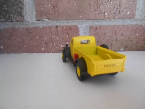 Menard O Scale  #279-9398 --1947 Dodge Power Wagon Yellow & Black - Image 5