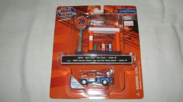 CMW #40010 1955 Chevy Tow Truck w/Station Sign & Gas Pump Island (Union 76) - Image 2